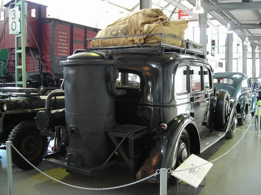 1280px-adler_diplomat_3_gs_mit_holzgasgenerator-hinten_rechts